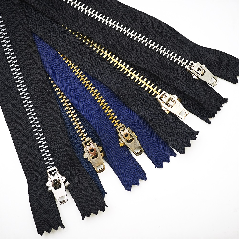 Automatic locking zipper