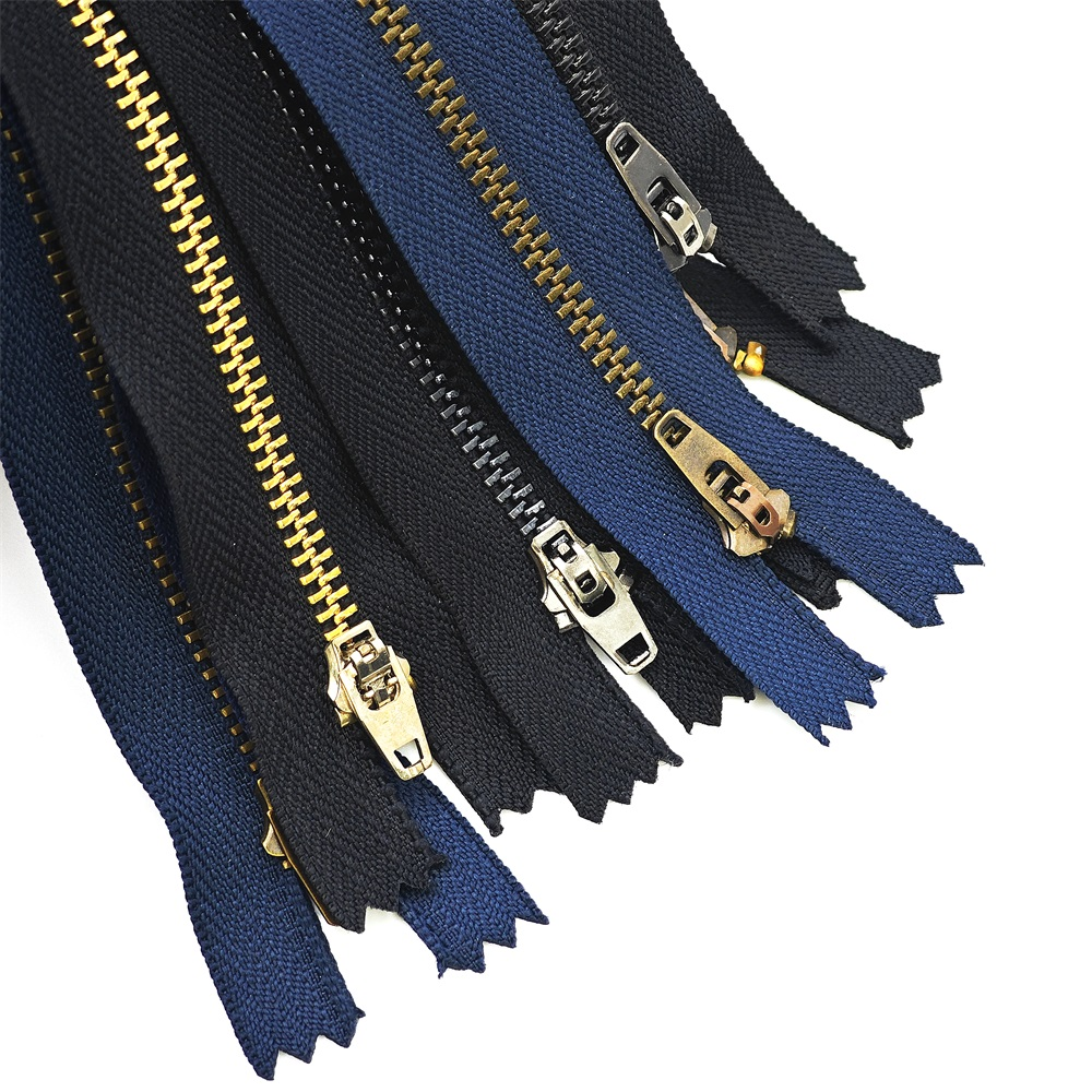 Automatic locking zipper