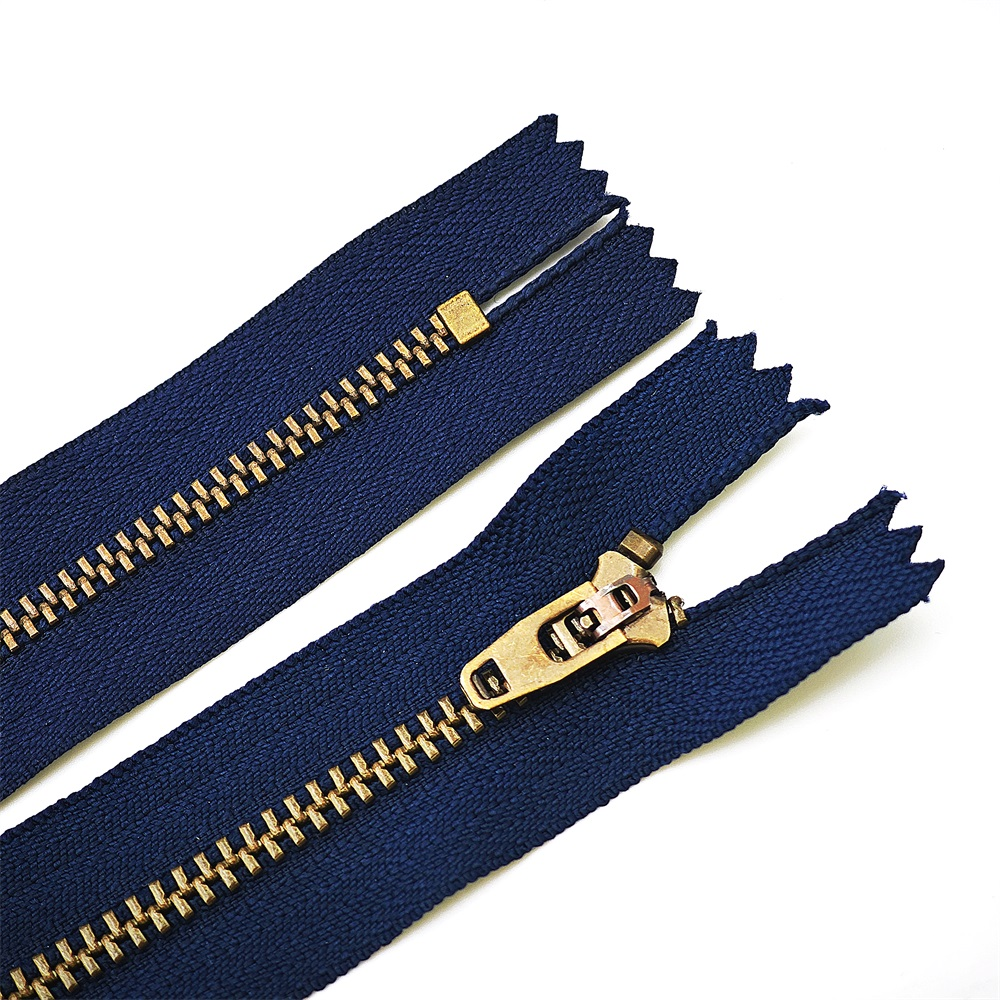 Automatic locking zipper