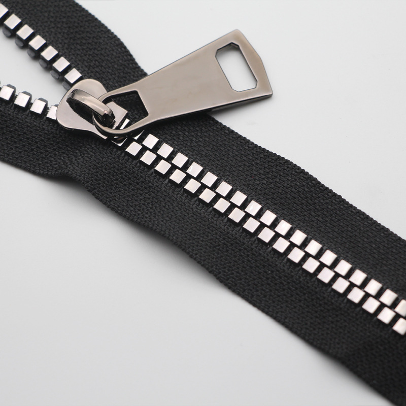 Metal zipper