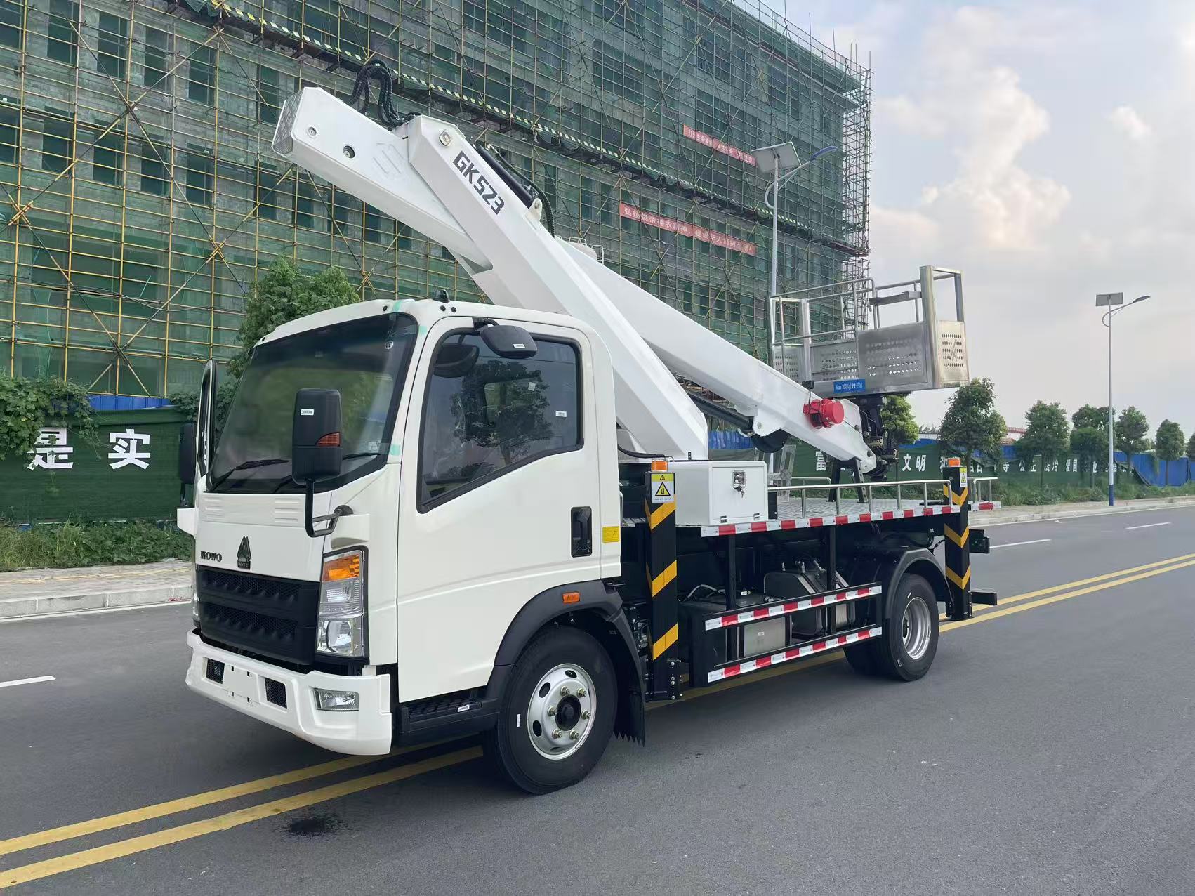 Camion à nacelle élévatrice