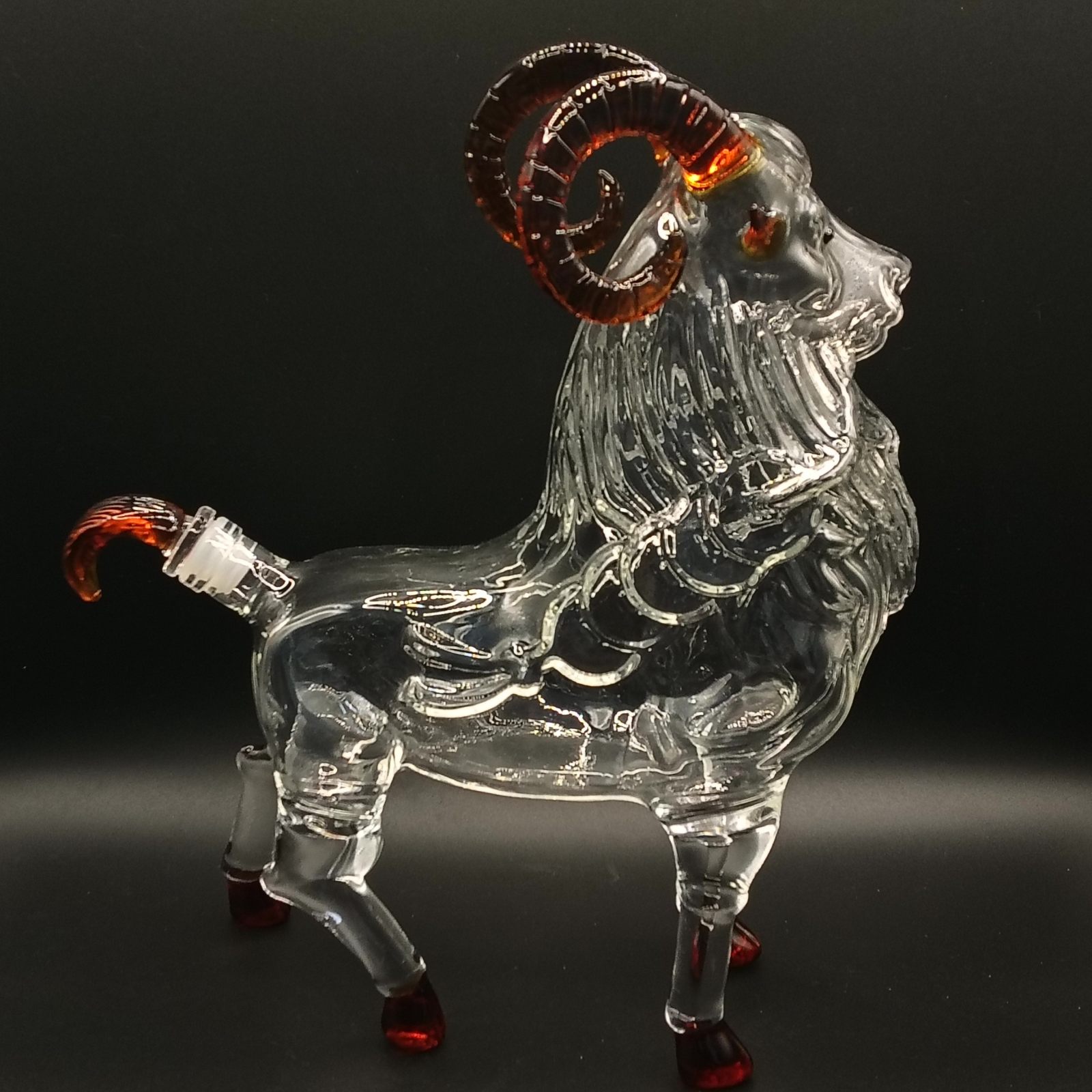 p-8，Botella de vidrio con forma de cabra