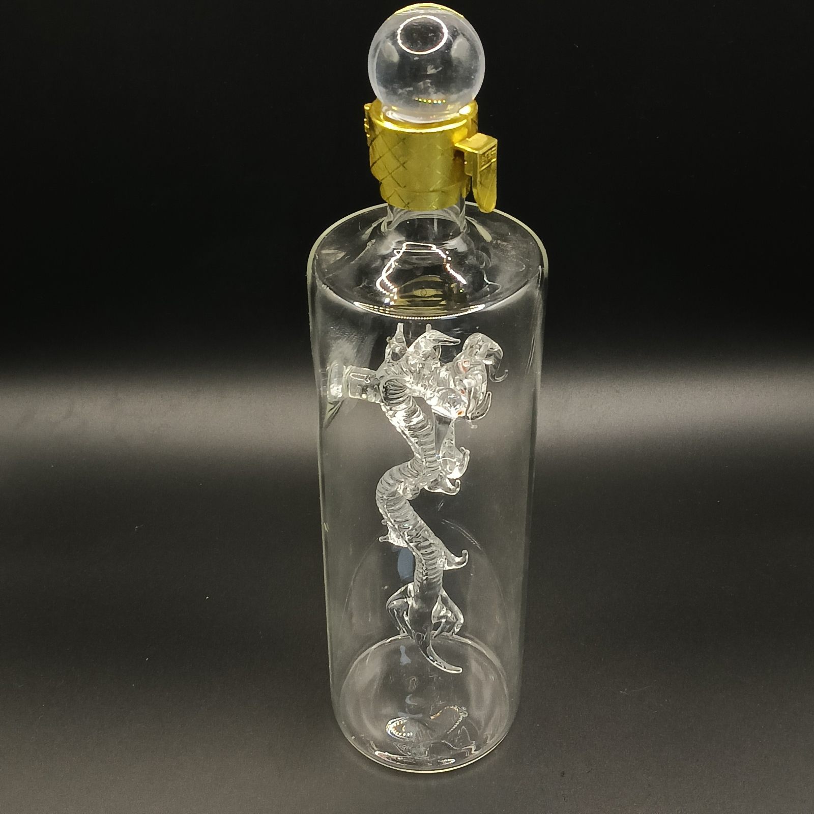 P-23，botella de vidrio con inserto en forma de dragón