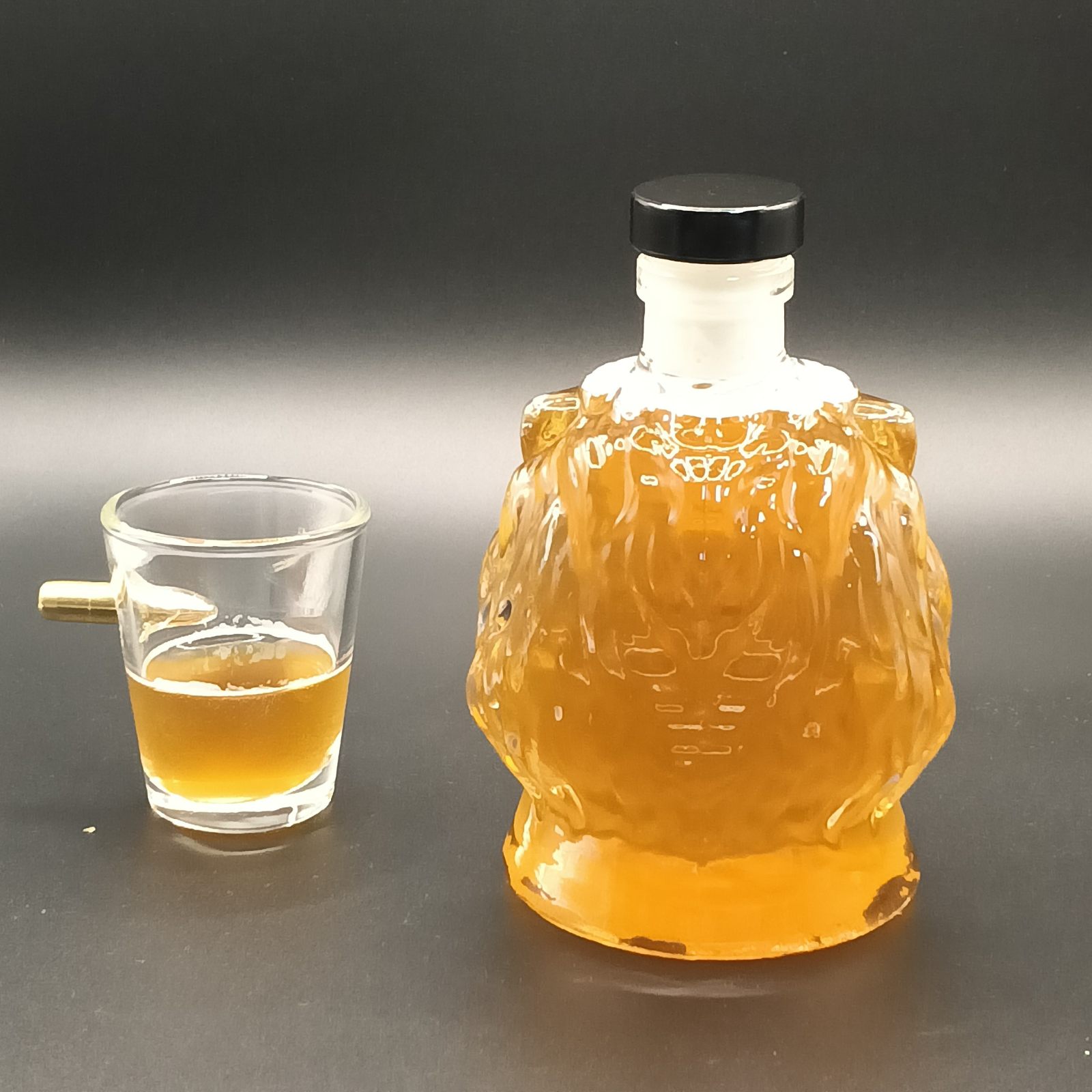 P-22，botella de vidrio con forma de león