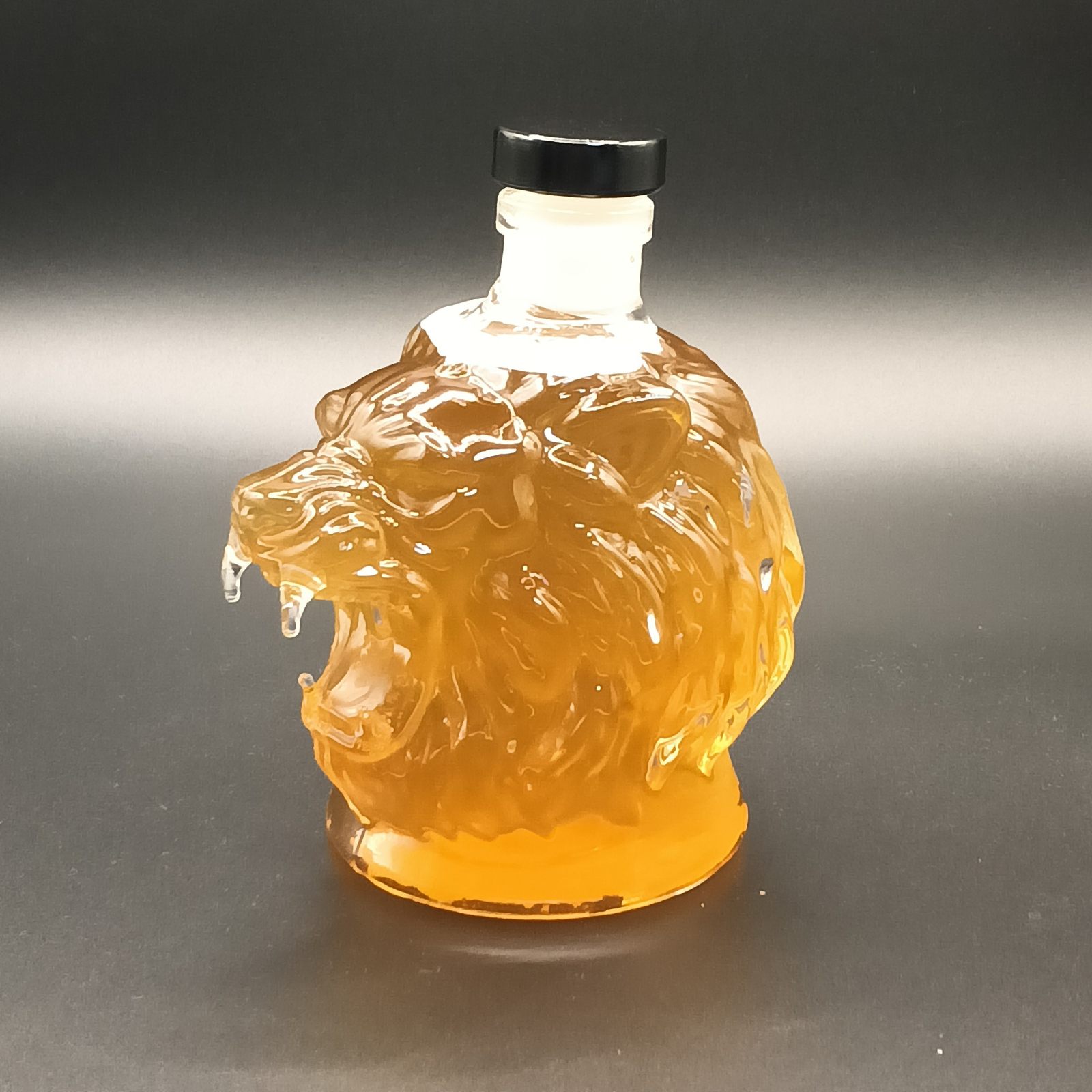 P-22，botella de vidrio con forma de león
