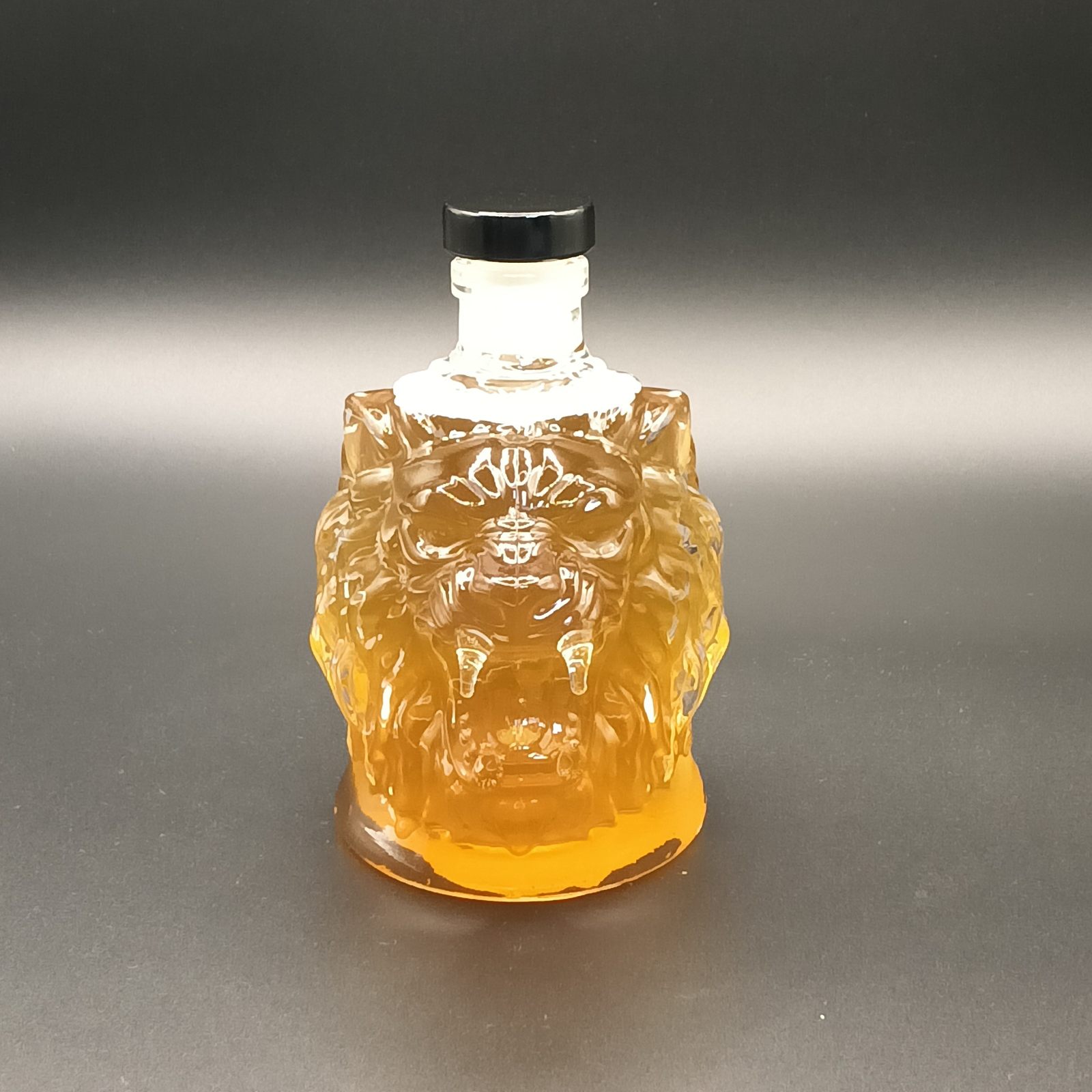 P-22，botella de vidrio con forma de león