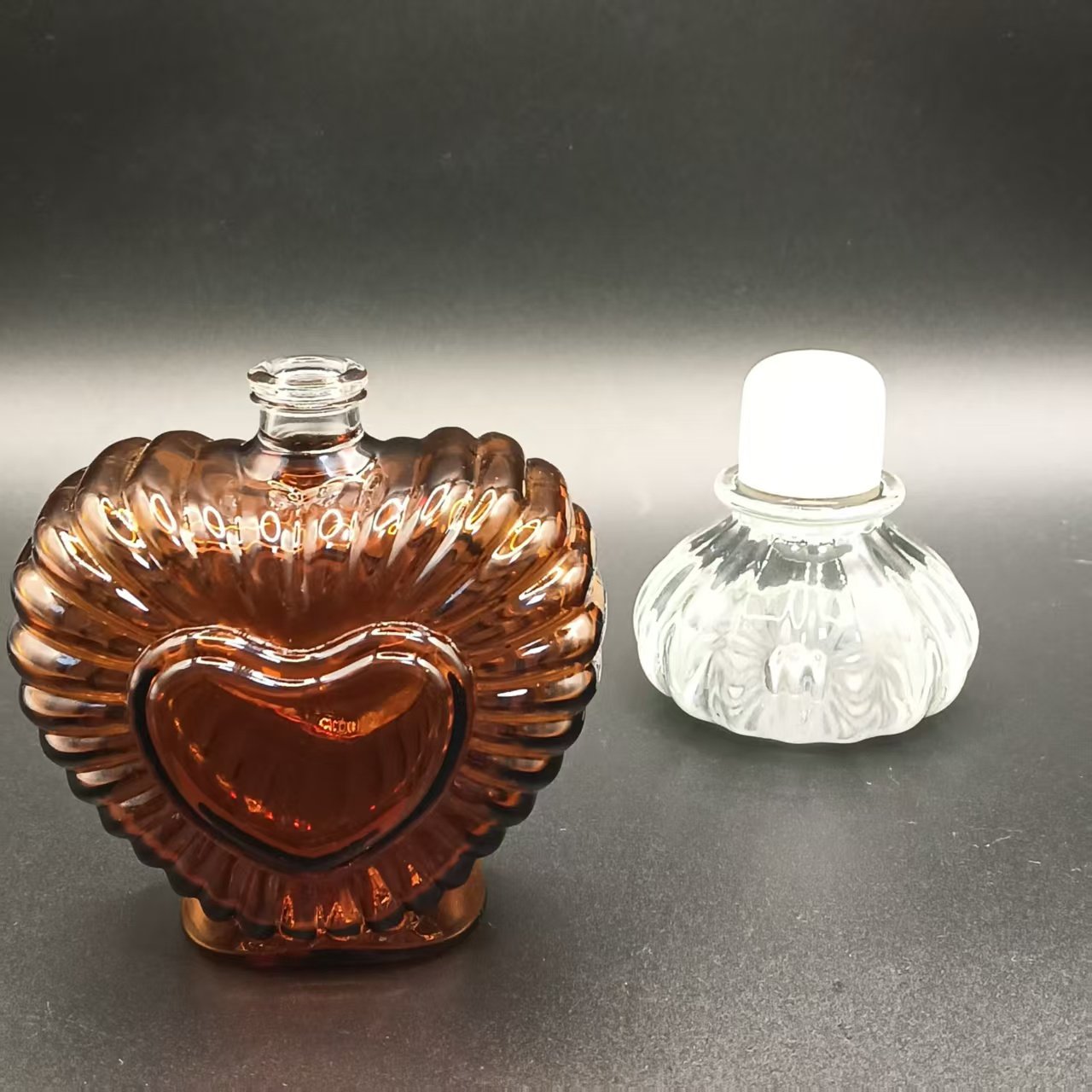 p-2,Botella de vidrio marrón con forma de corazón