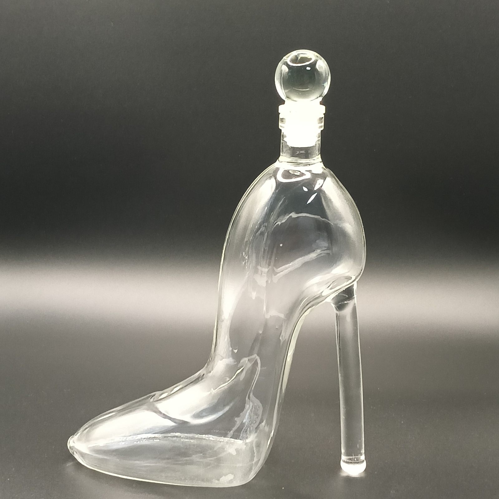 P-19，botella de vidrio con forma de zapato de tacón alto