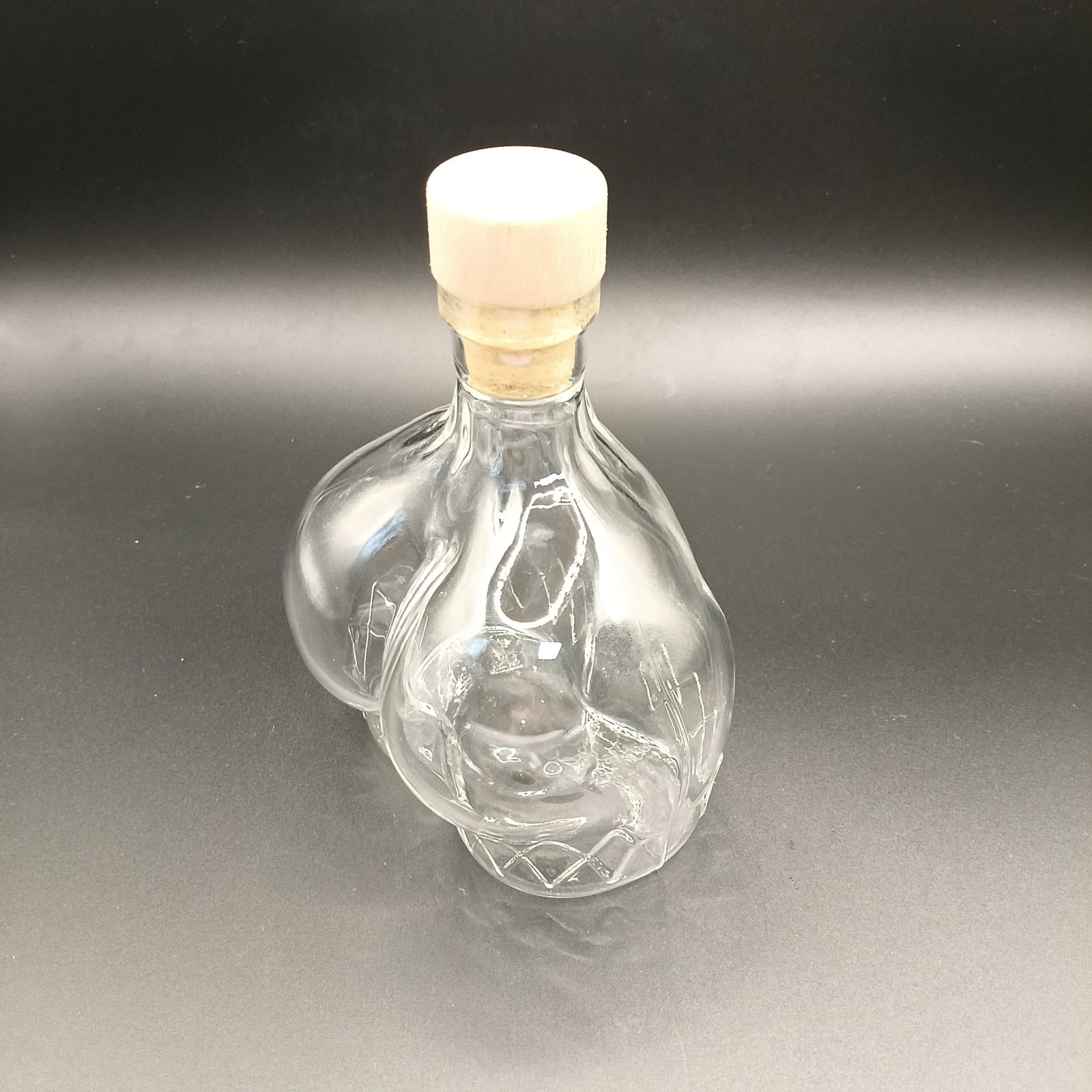 P-17，Botella de vidrio con forma de trasero