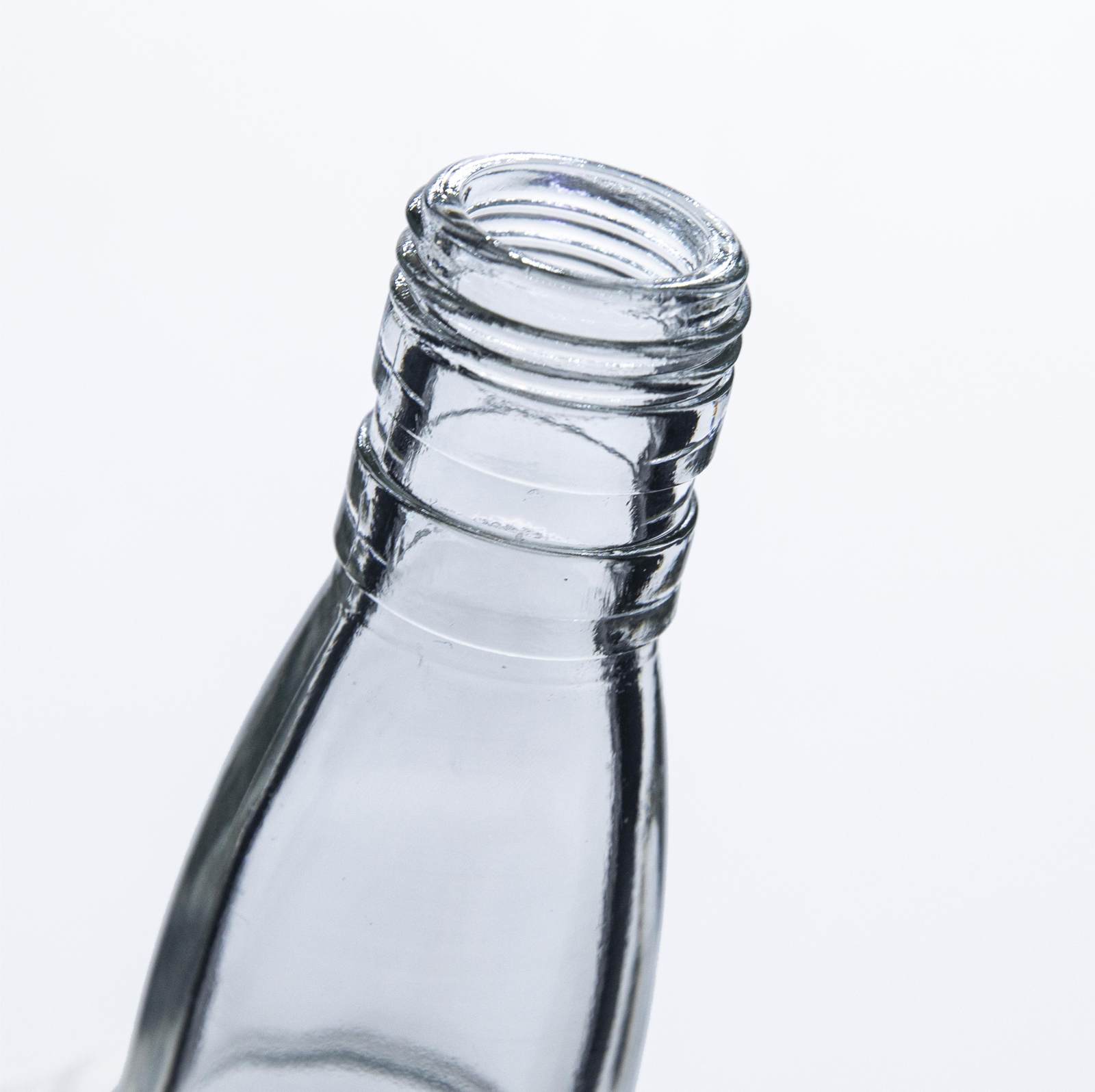 Botella de vidrio clásica de cuello largo para whisky A4 de 700ml