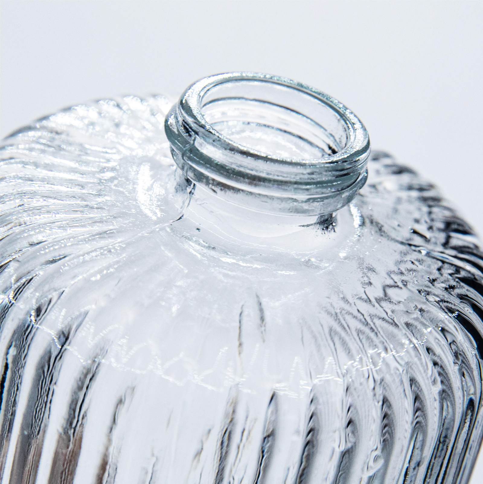 Botella de vino de vidrio cristalino estriado A14