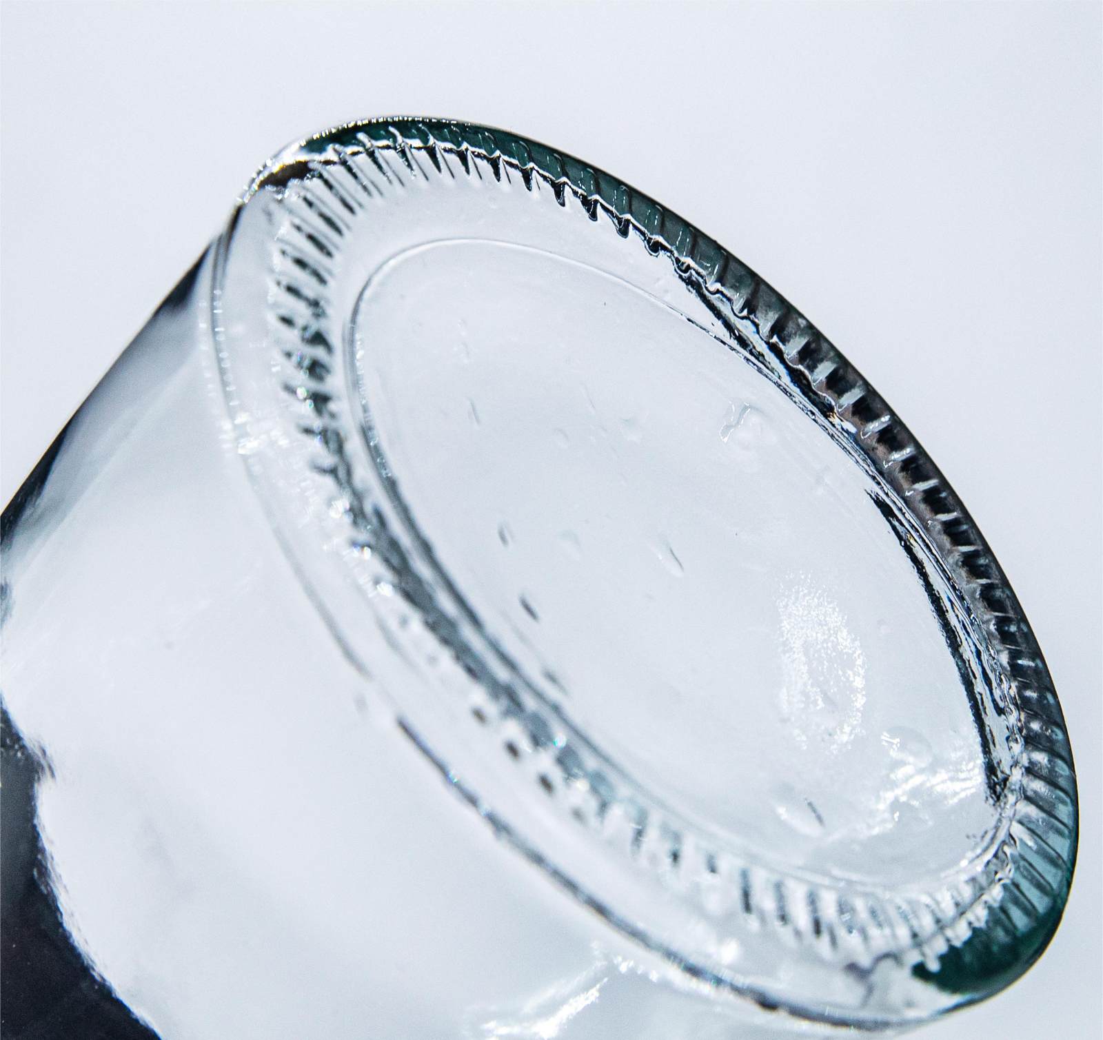 Botella de vidrio transparente delgada roscada A25 para vino de frutas