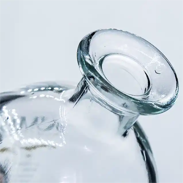 Botella de vidrio para ron A26, botella de licor en relieve