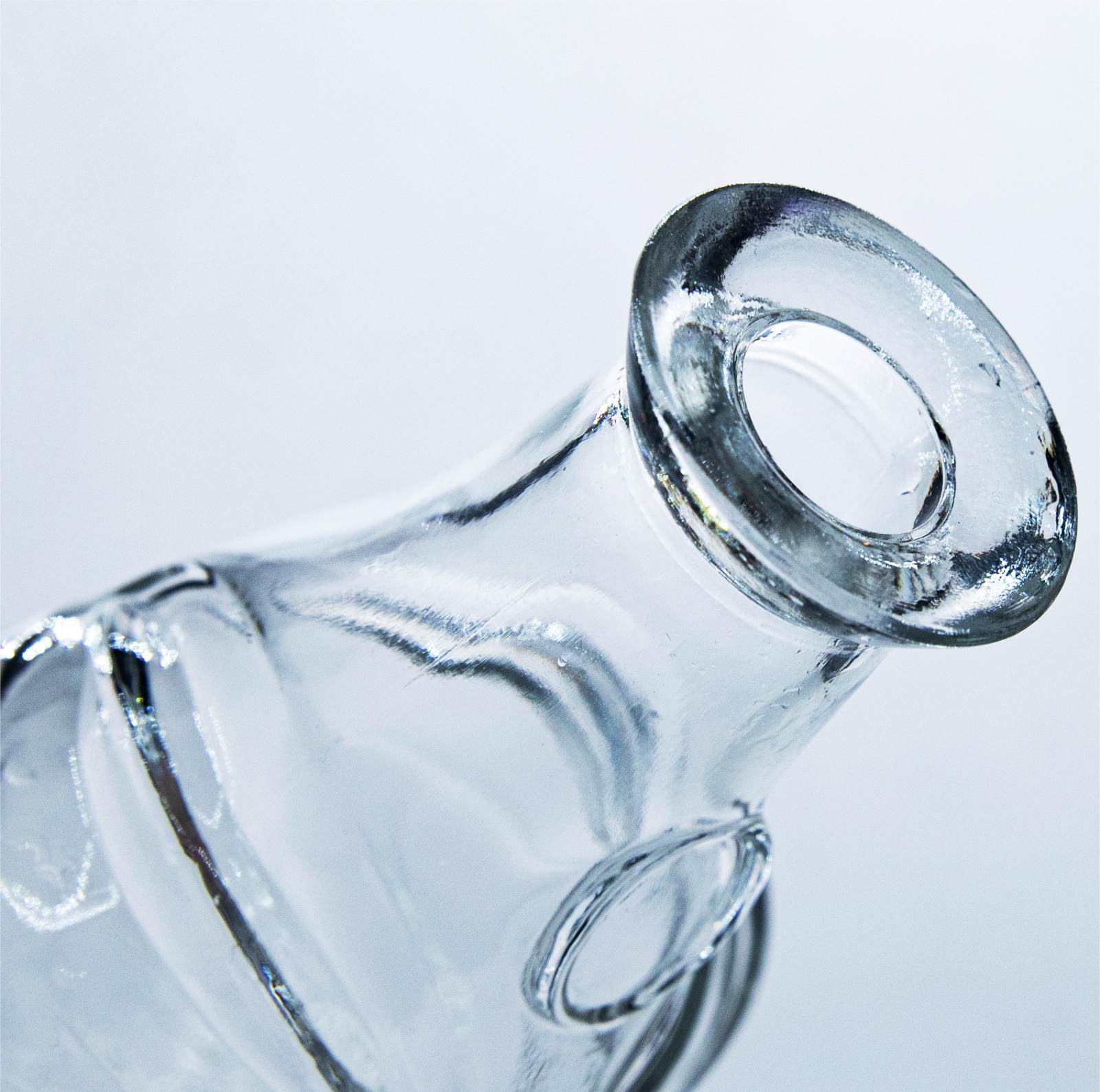 A31 Botella de brandy ornamentada en relieve