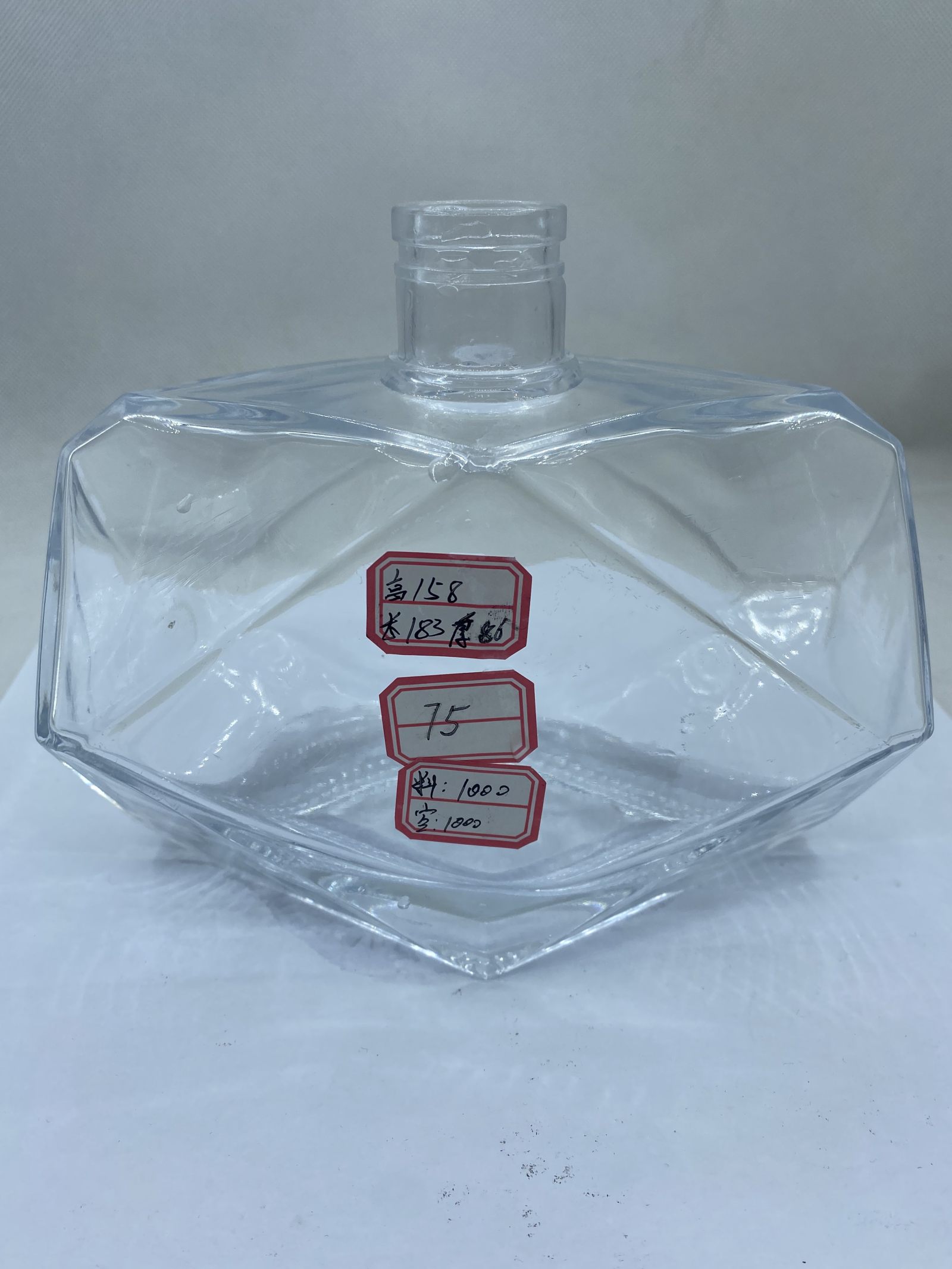 A39 botella de vidrio para licores con corte diamante