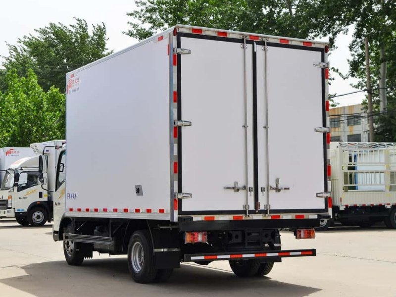 SINOTRUCK HOWO 160HP 4x2 شاحنة مبردة