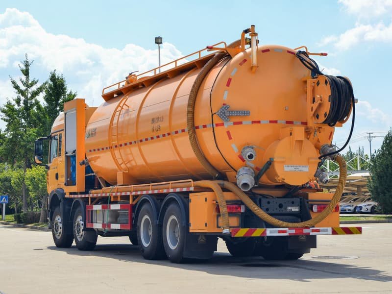 شاحنة HOWO TX7 8x4 لشفط مياه الصرف الصحي بالتفريغ