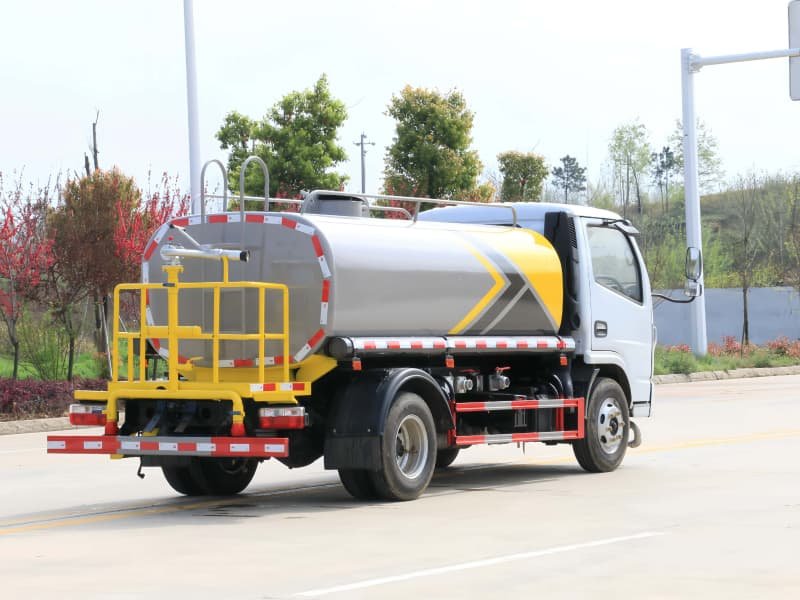 شاحنة رش مياه مستعملة DONGFENG 4x2 5cbm
