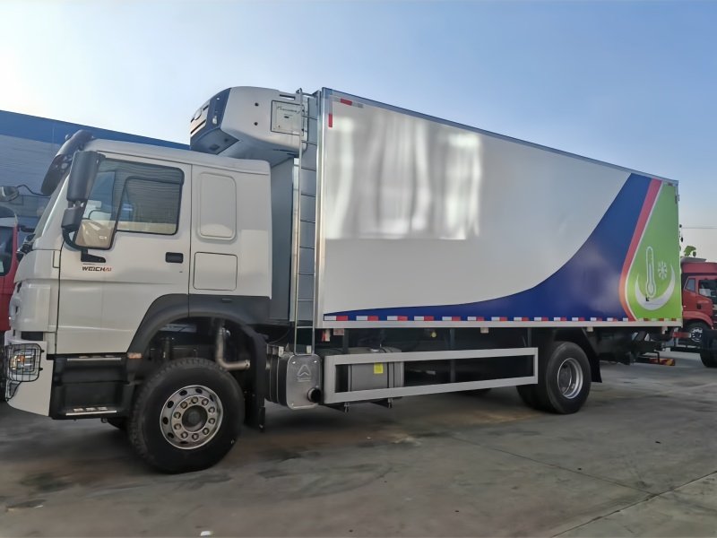 شاحنة مبردة SINOTRUCK HOWO 4x2