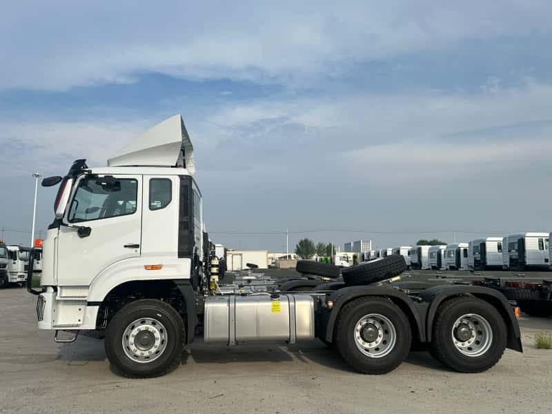 شاحنة جرار مستعملة Sinotruk HOWO بقوة 371 حصانًا وبنظام دفع 6×4 في بوركينا فاسو