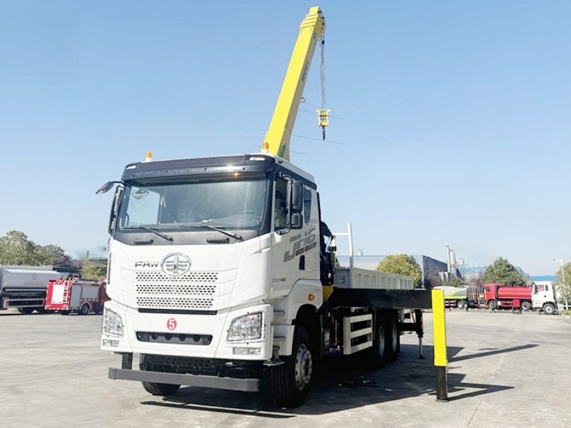 Camion-grue FAW JH6 6x4 390HP