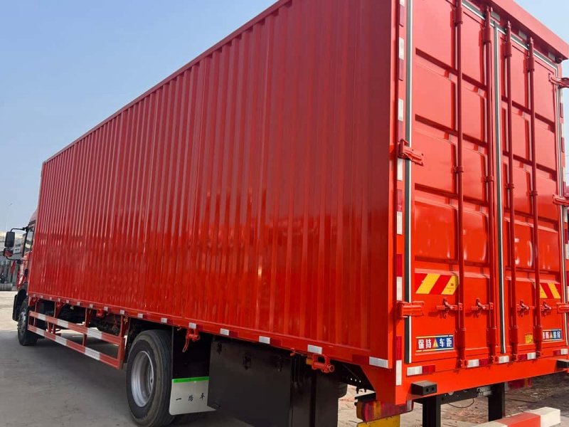 Camion fourgon HOWO TX 4x2 330HP 