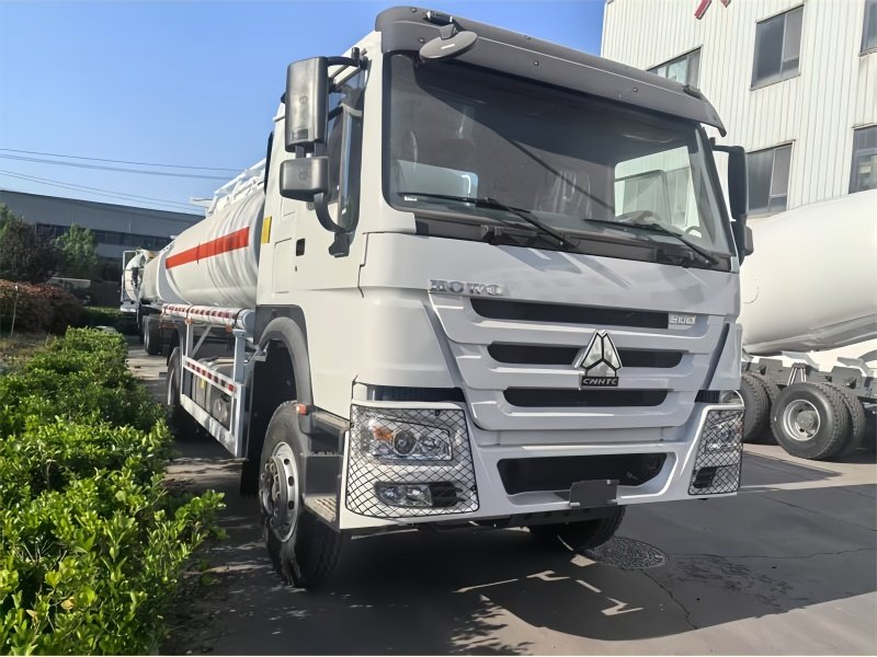 Camion-citerne à carburant HOWO 4x2 15000 L