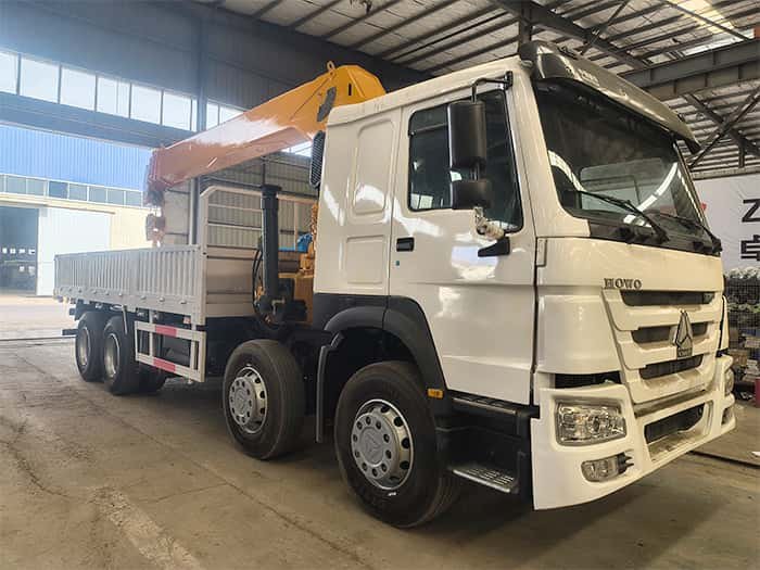 Caminhão HOWO 375 com guindaste de lança reta XCMG
