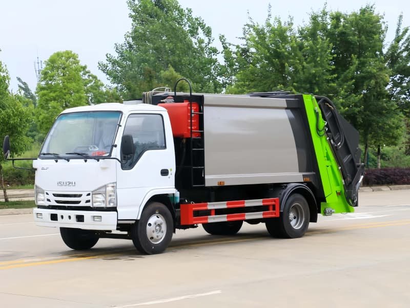 Caminhão compactador de lixo ISUZU 6CBM