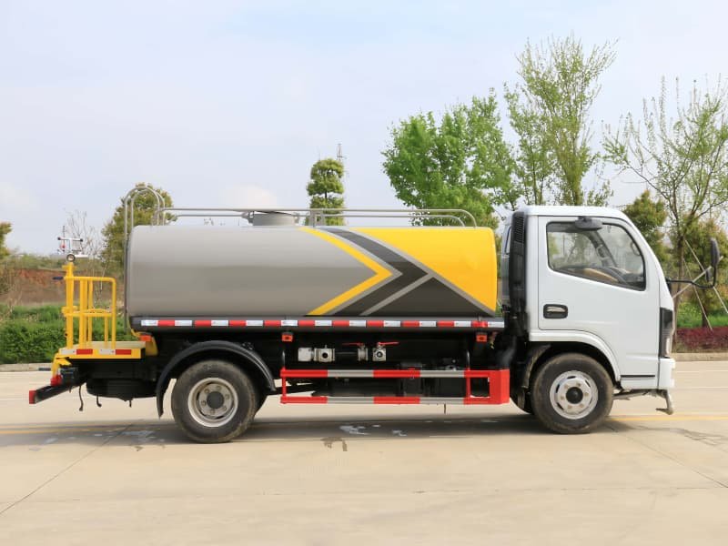 Camión rociador de agua DONGFENG 4x2 5cbm usado