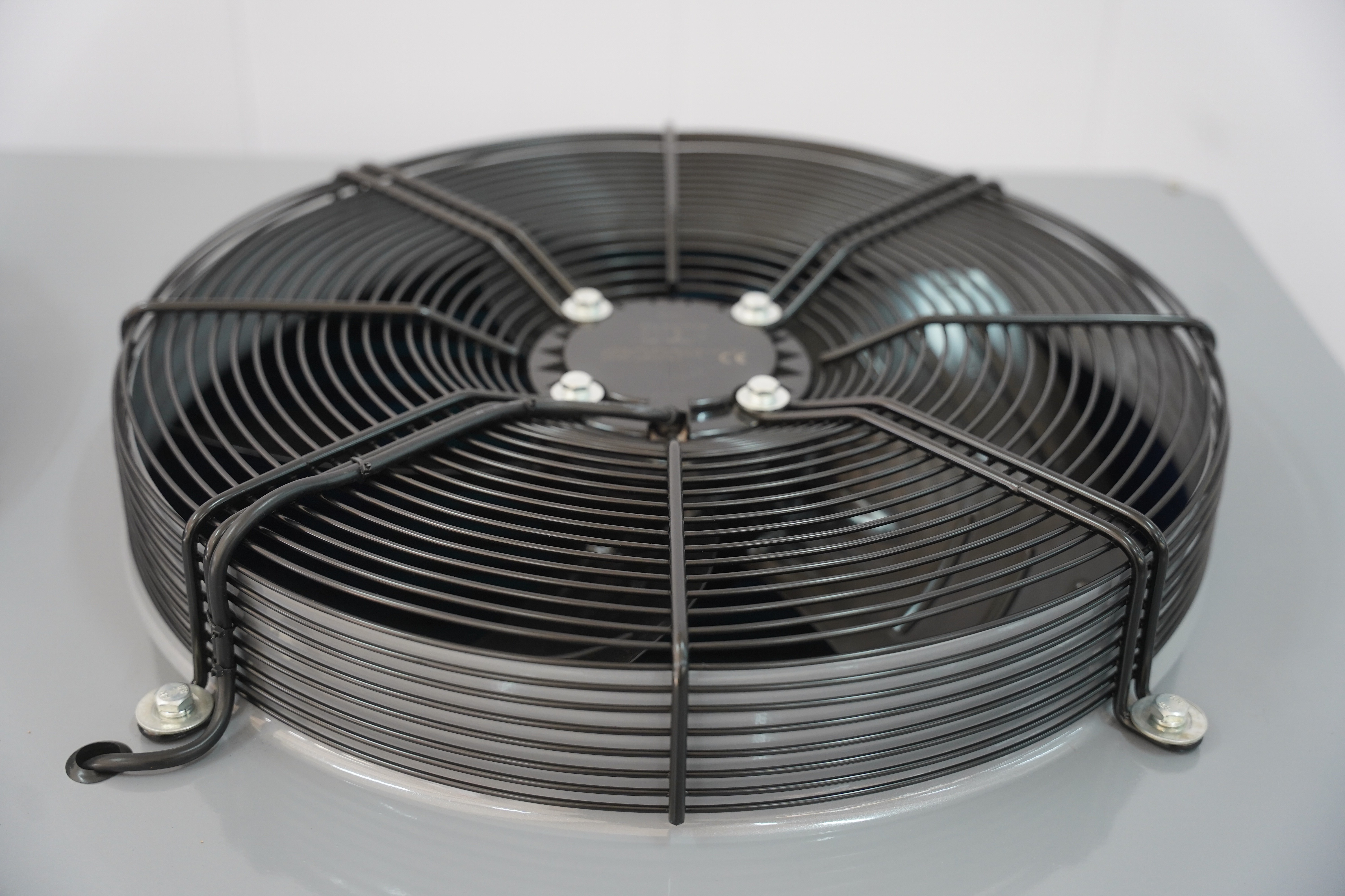 Quelles conditions de circulation de l’air rendent un condenseur en V plus efficace ?