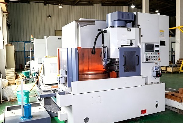 Precision grinding with high-precision CNC surface grinder Precision grinding with high-precision CNC surface grinder