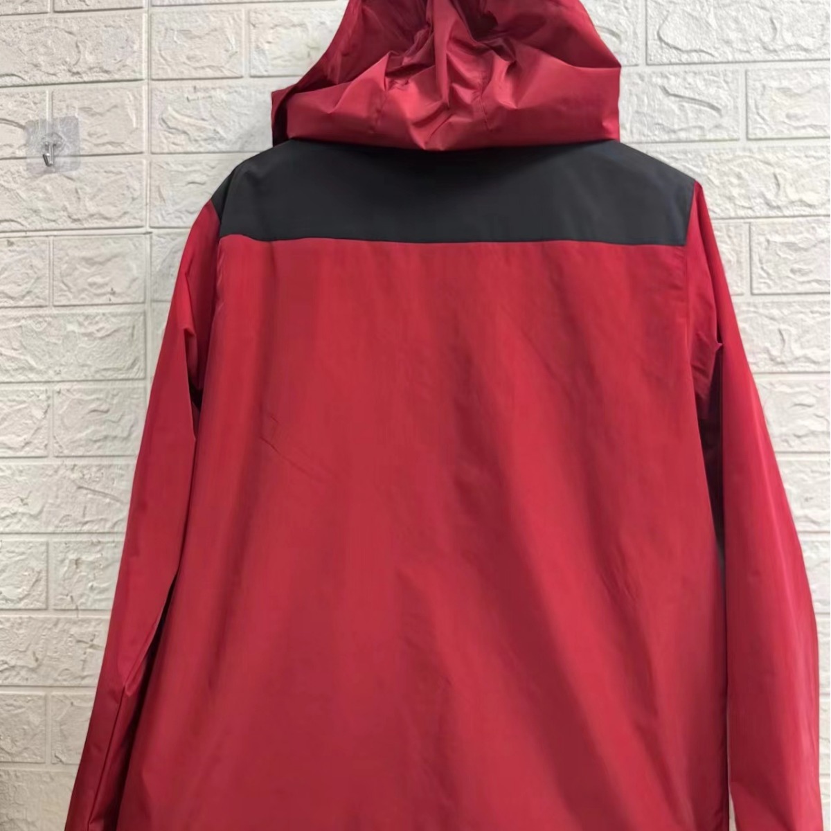 Factory-made winter and autumn outdoor couple clothing - waterproof and windproof hooded overcoat for men, suitable for travel and mountain climbing, with zipper closure.