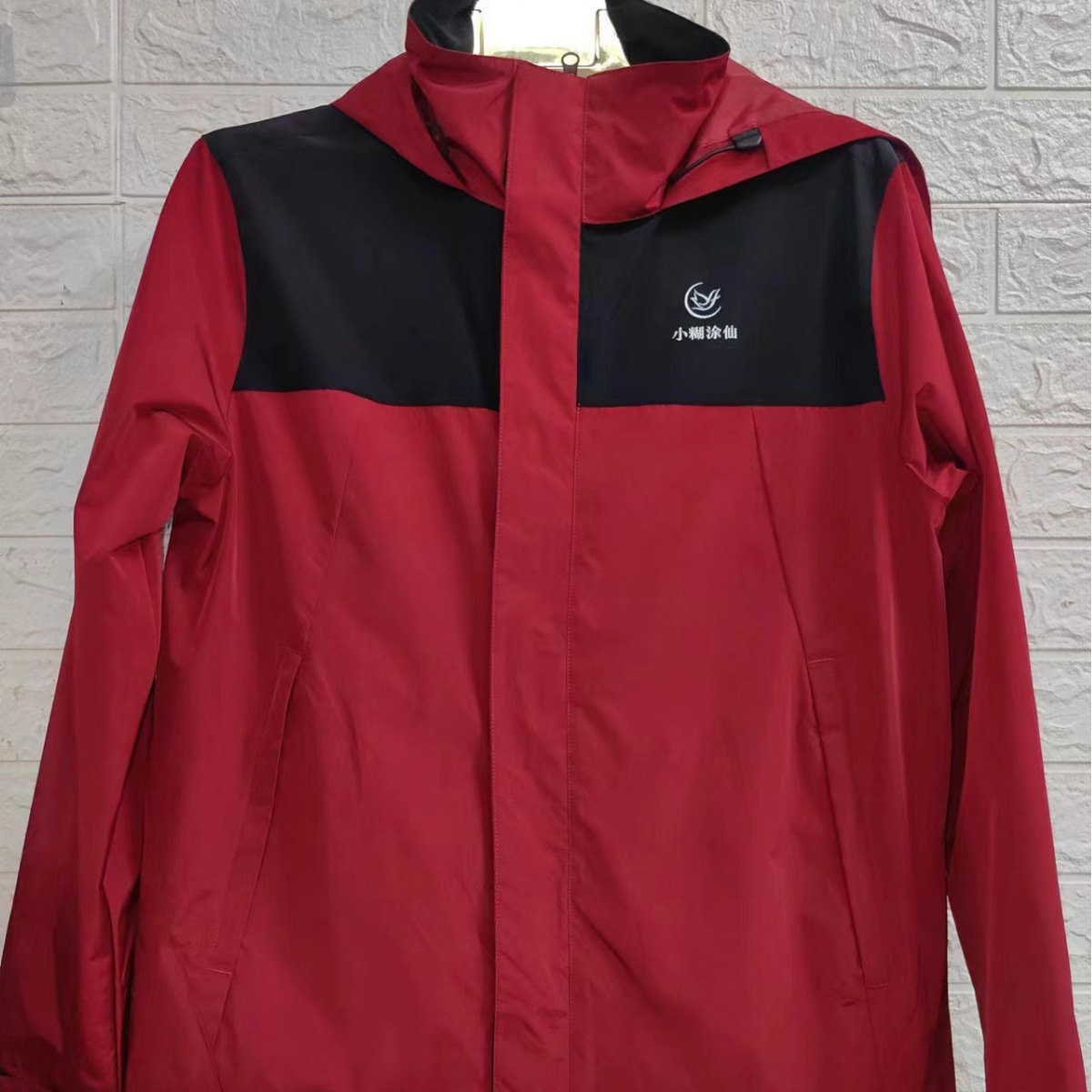 Factory-made winter and autumn outdoor couple clothing - waterproof and windproof hooded overcoat for men, suitable for travel and mountain climbing, with zipper closure.