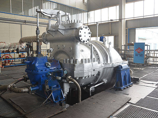 Was ist eine Dampfturbine und wie wandelt sie Wärmeenergie in Leistung um?