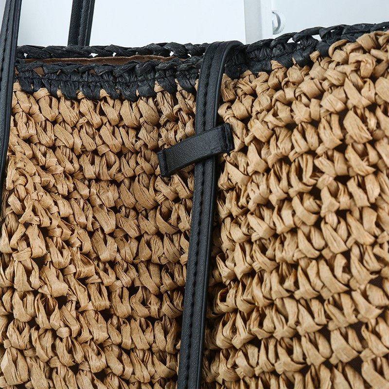 Large capacity shoulder bag