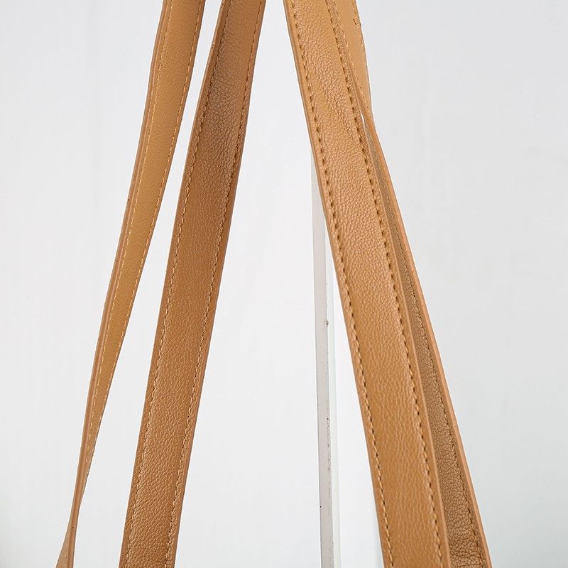 Large capacity shoulder bag