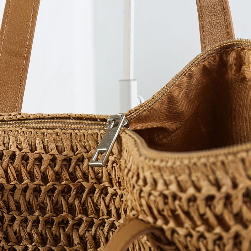 Large capacity shoulder bag