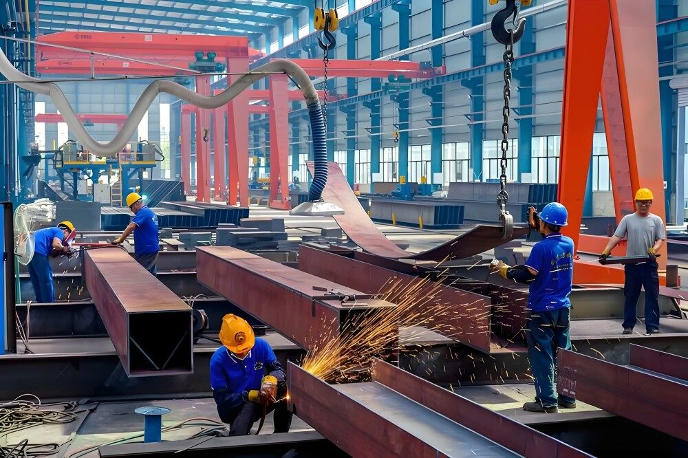 Large Span Heavy Steel Structure Warehouse with windows and Doors and Wall Panels Installed