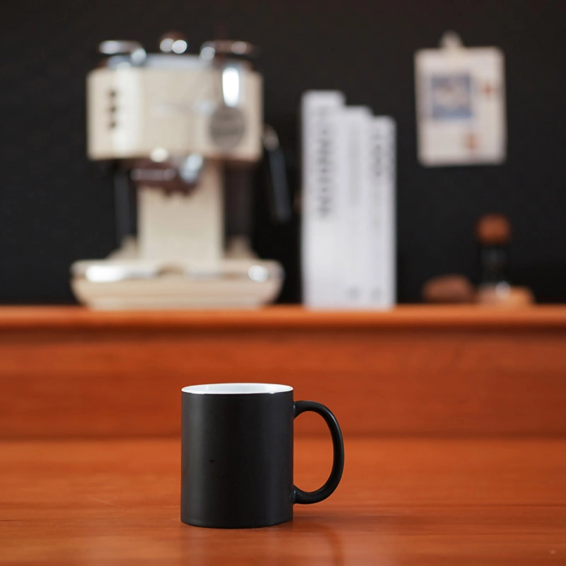 11oz Black exterior, white interior, temperature-sensitive color-changing mug