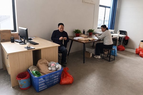 员工手工包装区