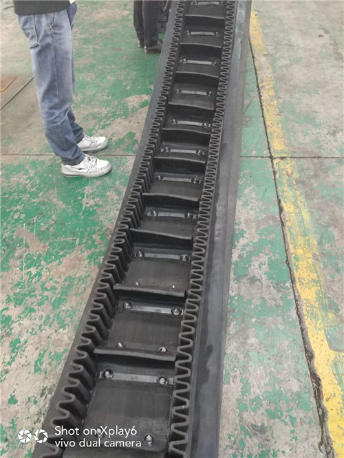 High-Incline Sidewall Conveyor Belt