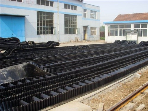 High-Incline Sidewall Conveyor Belt