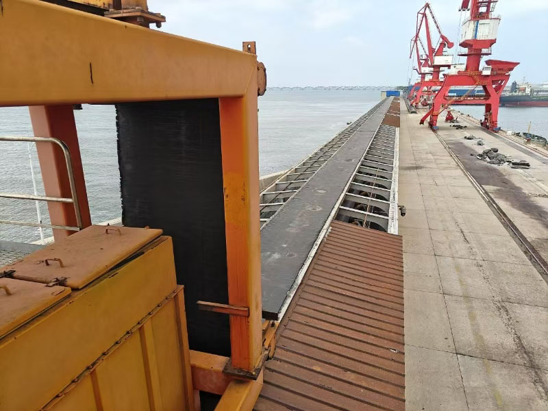Conveyor cover belt embedded with square steel bars