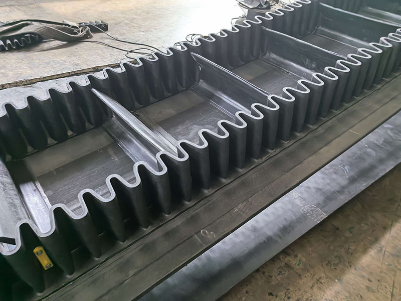 Corrugated High-Incline Sidewall Conveyor Belts