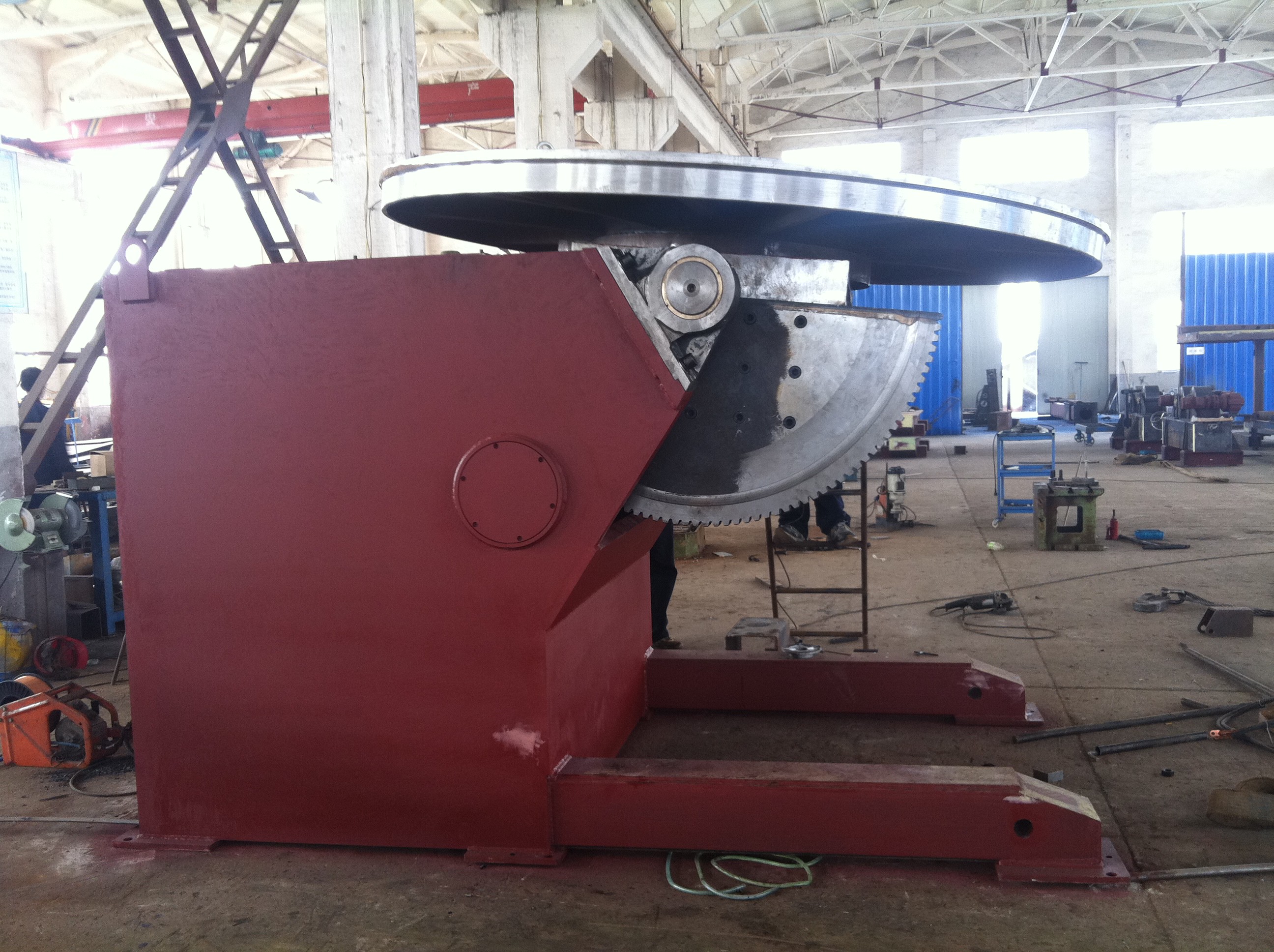 When a 2000kg Welding Positioner Is Safer Than Manual Turning