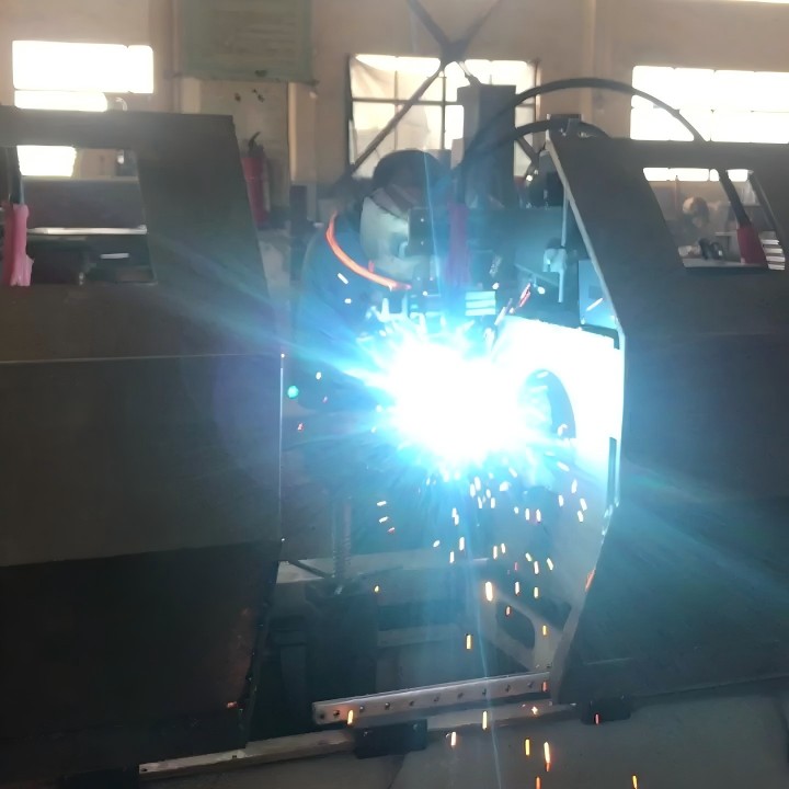 网架焊操作图 How to choose an automatic space frame welding machine
