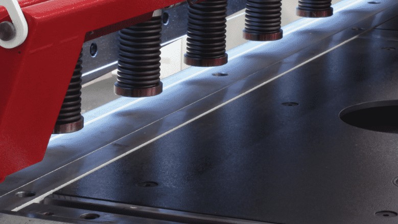 局部图04 Common Guillotine Shear Problems: Burrs, Blade Wear, and Inaccurate Cuts Explained
