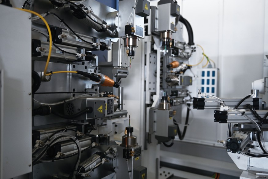 LJX6-7000  Six-sided cutting and milling machining center