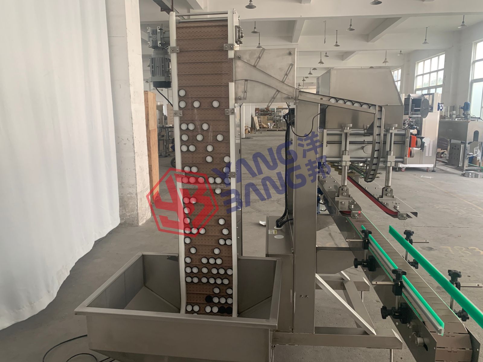 خط إنتاج تجميع أغطية الزجاجات البلاستيكية الأوتوماتيكي YB-CG120 للتعبئة والإغلاق